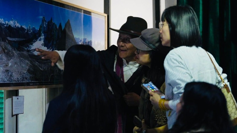 Nhiếp ảnh gia Sonam đang giới thiệu với khách tham quan về những bức ảnh về vùng núi tuyết Himalaya.