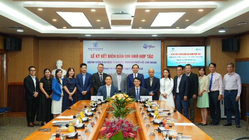 Đại diện Bệnh viện Đại học Y Dược TP Hồ Chí Minh và Pfizer Việt Nam ký kết Biên bản ghi nhớ