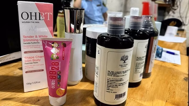 Một số loại mỹ phẩm không bảo đảm chất lượng bị lực lượng chức năng Thành phố Hà Nội thu giữ. (Ảnh: QUYỀN LƯU)