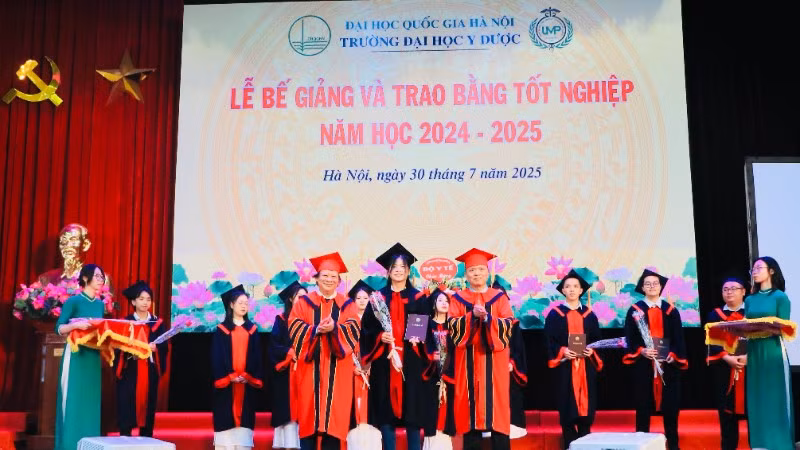 Lãnh đạo Trường đại học Y Dược trao bằng bác sĩ cho các sinh viên mới tốt nghiệp.