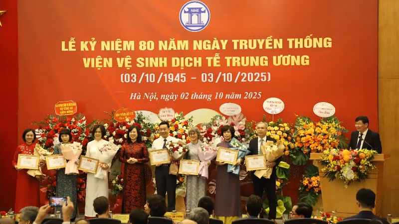 Bộ trưởng Y tế Đào Hồng Lan trao tặng các phần thưởng cho đại diện các đơn vị thuộc Viện Vệ sinh Dịch tễ Trung ương.