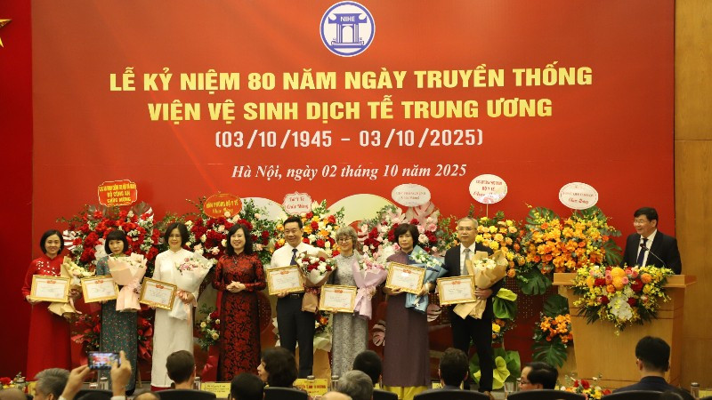 Bộ trưởng Y tế Đào Hồng Lan trao tặng các phần thưởng cho đại diện các đơn vị thuộc Viện Vệ sinh Dịch tễ Trung ương.