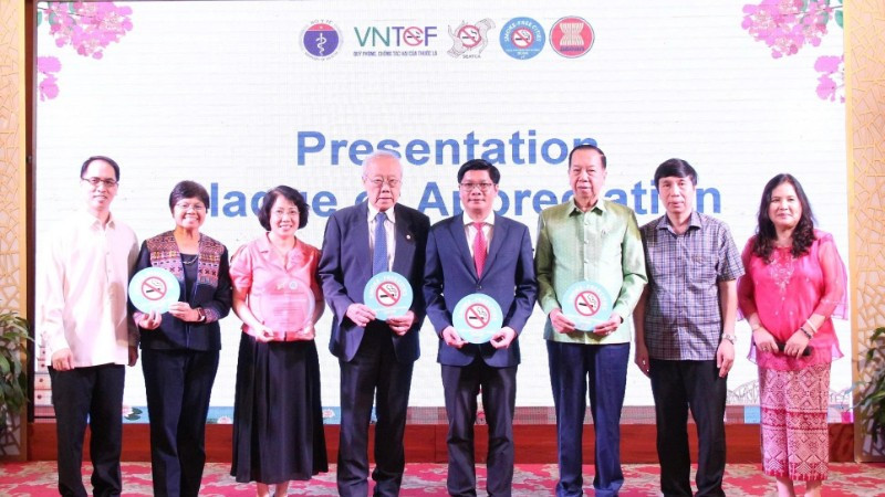 Các đại biểu tham dự Hội nghị cam kết xây dựng môi trường du lịch không khói thuốc lá.