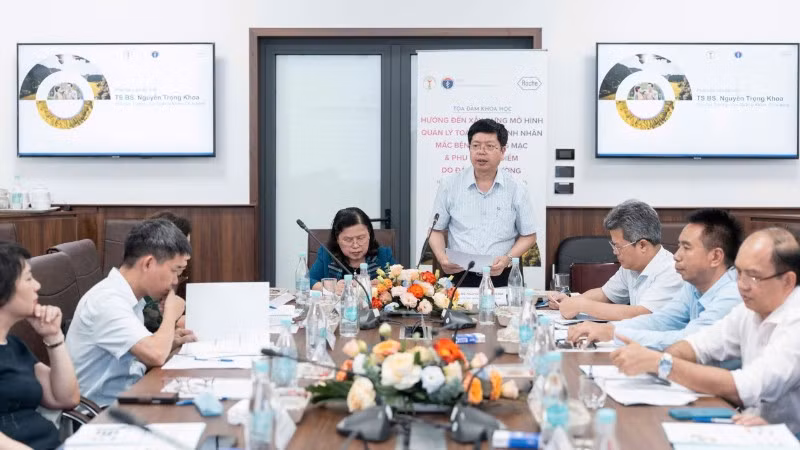 Tiến sĩ, bác sĩ Nguyễn Trọng Khoa, Phó Cục trưởng, Cục Quản lý Khám, Chữa bệnh (Bộ Y tế) trao đổi tại toạ đàm.