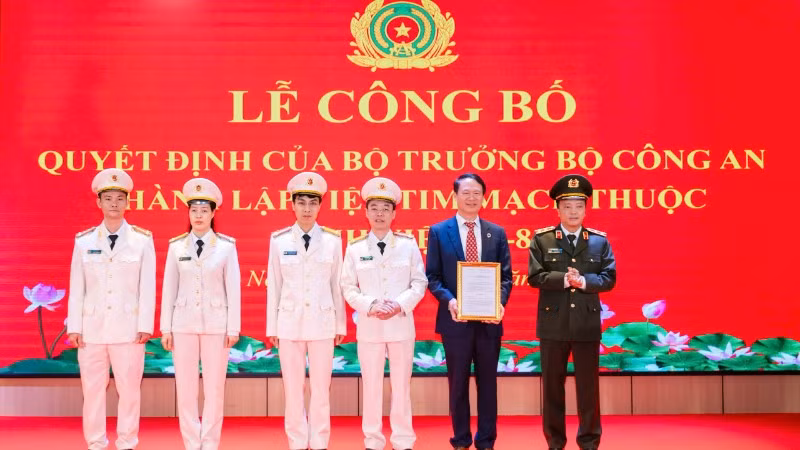 Trung tướng Đặng Hồng Đức, Thứ trưởng Công an trao quyết định thành lập Viện Tim mạch thuộc Bệnh viện 19-8.