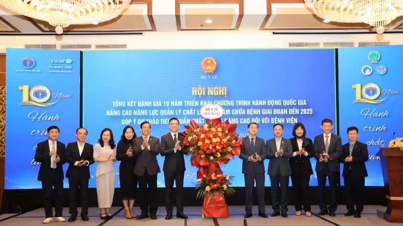 Lãnh đạo Bộ Y tế tặng hoa chúc mừng những thành quả sau 10 năm triển khai “Chương trình hành động quốc gia nâng cao năng lực quản lý chất lượng khám chữa bệnh giai đoạn đến 2025”.