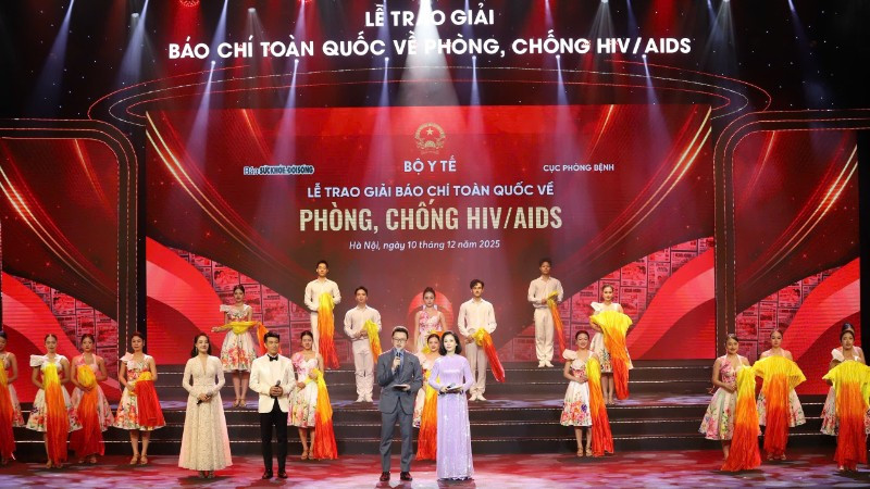Quang cảnh buổi lễ trao giải báo chí toàn quốc về phòng, chống HIV/AIDS.
