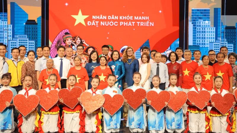 Khách mời và diễn viên, nghệ sĩ tham dự Chương trình nghệ thuật chính luận với chủ đề “Nhân dân khỏe mạnh – Đất nước phát triển”.