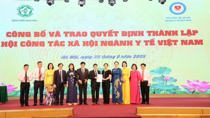 Đại diện Bộ Nội vụ trao quyết định thành lập Hội Công tác xã hội ngành y tế Việt Nam.