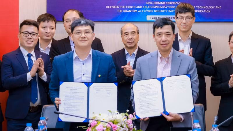 Đại diện Học viện Công nghệ Bưu chính Viễn thông và Viện Quantum AI & Cyber Security ký kết biên bản ghi nhớ hợp tác.