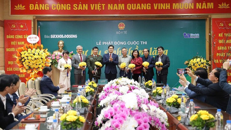 Thứ trưởng Thường trực Bộ Y tế Vũ Mạnh Hà tặng hoa Hội đồng Chung khảo.