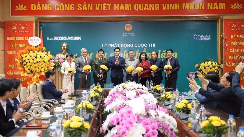 Thứ trưởng Thường trực Bộ Y tế Vũ Mạnh Hà tặng hoa Hội đồng Chung khảo.