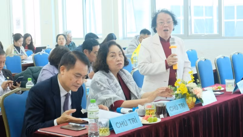 Các chuyên gia dinh dưỡng chủ trì hội thảo khoa học.