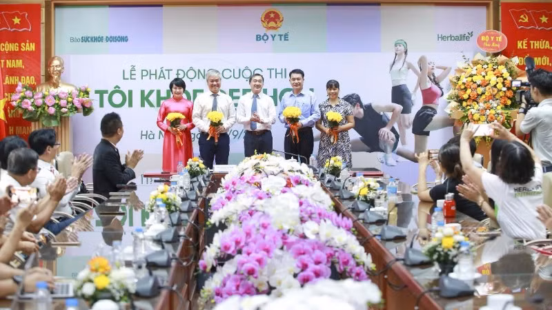 Thầy thuốc ưu tú, Giáo sư, Tiến sĩ Trần Văn Thuấn-Thứ trưởng Bộ Y tế, Trưởng Ban Chỉ đạo cuộc thi tặng hoa các thành viên Ban giám khảo.