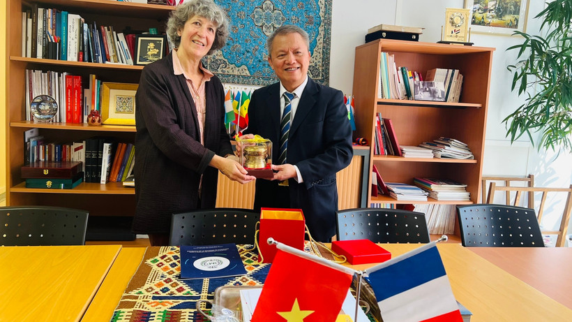 TS. Florence VEBER, Giám đốc Hợp tác Quốc tế của AP-HP trao đổi với Giáo sư, tiến sĩ Lê Ngọc Thành (bên phải) và đoàn công tác.
