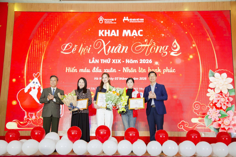 Đại diện ban tổ chức tặng hoa tri ân các nghệ sĩ đồng hành chương trình.