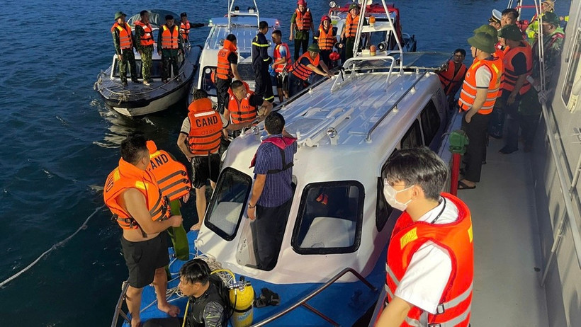 Các lực lượng chức năng có mặt tại hiện trường thực hiện công tác cứu hộ, cứu nạn. Ảnh: Quang Thọ