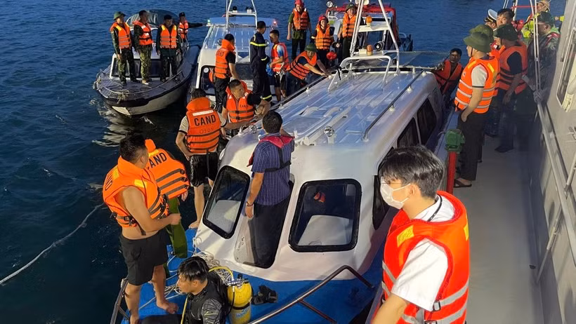 Các lực lượng chức năng có mặt tại hiện trường thực hiện công tác cứu hộ, cứu nạn. Ảnh: Quang Thọ