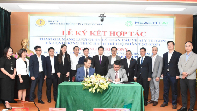 Đại diện Trung tâm Thông tin y tế quốc gia và Tổ chức HealthAI ký kết hợp tác.