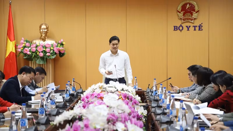 Thứ trưởng Thường trực Bộ Y tế chủ trì cuộc họp về việc đánh giá thực hiện nhiệm vụ cắt giảm, đơn giản hóa thủ tục hành chính và công việc liên quan đến ứng dụng công nghệ thông tin trong giải quyết thủ tục hành chính năm 2025 của Bộ Y tế. (Ảnh: TRẦN MINH)