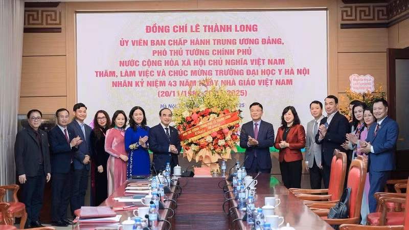 Phó Thủ tướng Lê Thành Long tặng hoa cán bộ, giảng viên, nhà khoa học Trường đại học Y Hà Nội nhân Ngày Nhà giáo Việt Nam (20/11).