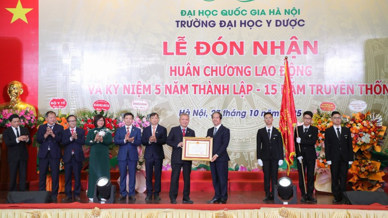 Thừa ủy quyền của Chủ tịch nước, Bộ trưởng Giáo dục và Đào tạo Nguyễn Kim Sơn trao Huân chương Lao động hạng Ba cho Trường đại học Y Dược.