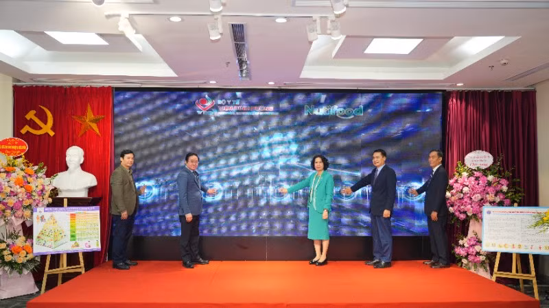 Nghi thức bấm nút khai trương Cổng thông tin Dinh dưỡng.