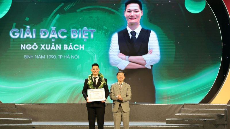 Giáo sư, tiến sĩ Trần Văn Thuấn, Thứ trưởng Y tế, Chủ tịch Hội đồng Y khoa quốc gia, Trưởng ban chỉ đạo Cuộc thi "Tôi khỏe đẹp hơn" lần thứ 4 - trao giải Đặc biệt cho ứng viên Ngô Xuân Bách đến từ Hà Nội.