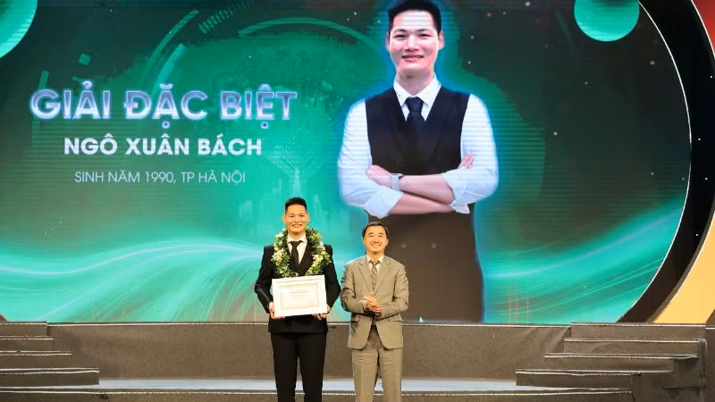 Giáo sư, tiến sĩ Trần Văn Thuấn, Thứ trưởng Y tế, Chủ tịch Hội đồng Y khoa quốc gia, Trưởng ban chỉ đạo Cuộc thi "Tôi khỏe đẹp hơn" lần thứ 4 - trao giải Đặc biệt cho ứng viên Ngô Xuân Bách đến từ Hà Nội.