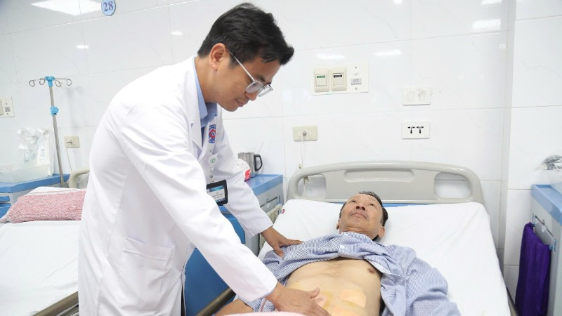 Bác sĩ kiểm tra, đánh giá kết quả sau ca mổ.