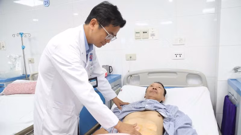 Bác sĩ kiểm tra, đánh giá kết quả sau ca mổ.