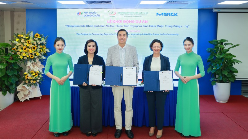 Đại diện các đon vị ký kết hợp tác khởi động dự án nhằm nâng tầm chăm sóc sức khỏe sinh sản trong cộng đồng.