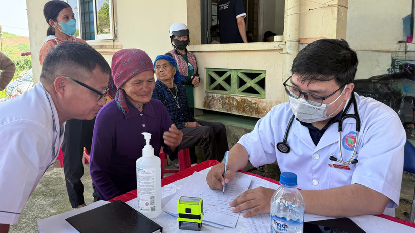 Các y bác sĩ thăm khám, tư vấn sức khỏe cho người dân xã Đặng Thùy Trâm.