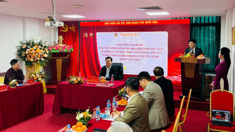 Phó Thủ tướng Chính phủ Mai Văn Chính chủ trì buổi làm việc với Viện Đông y Việt Nam