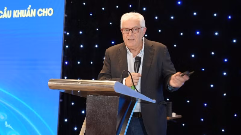 Giáo sư Antonio Torres, Khoa Hô hấp, Hospital de Clínic, Đại học Barcelona, Tây Ban Nha trao đổi tại hội thảo.