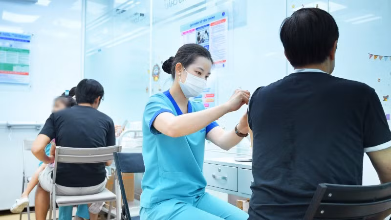 Tiêm vaccine là biện pháp phòng bệnh chủ động giúp giảm thiểu gánh nặng sức khỏe từ các yếu tố nguy cơ.