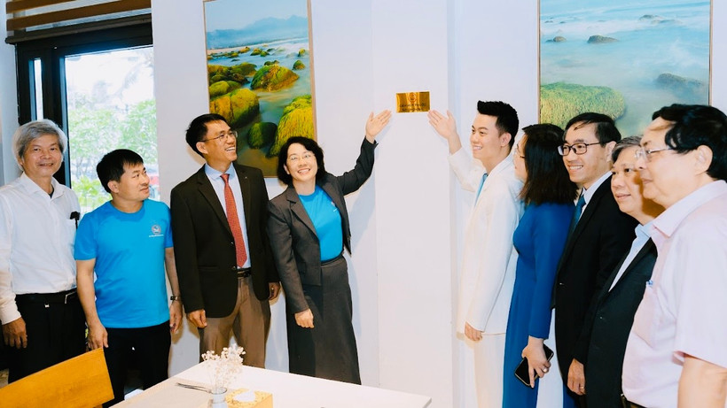 Gắn biển “Cấm hút thuốc” tại các nhà hàng, cơ sở du lịch.