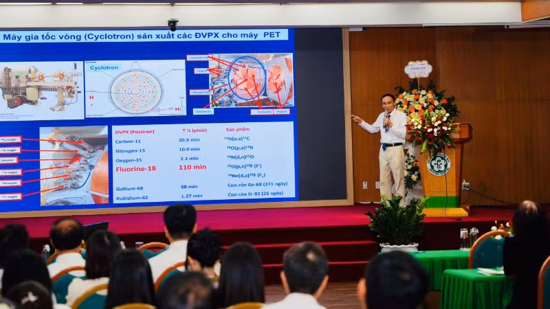 Các chuyên gia trao đổi về áp dụng kỹ thuật mới trong chẩn đoán, điều trị ung thư.