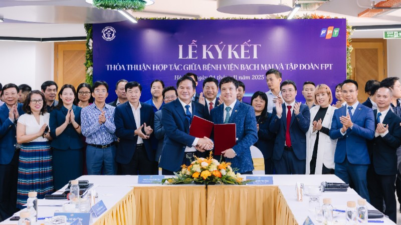 Giám đốc Bệnh viện Bạch Mai Đào Xuân Cơ và Tổng Giám đốc Tập đoàn FPT Nguyễn Văn Khoa trao thỏa thuận hợp tác.