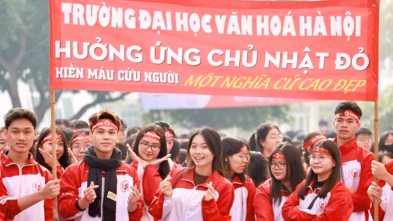 Đông đảo sinh viên, các bạn trẻ hưởng ứng "Chủ nhật Đỏ" lần thứ XVIII.