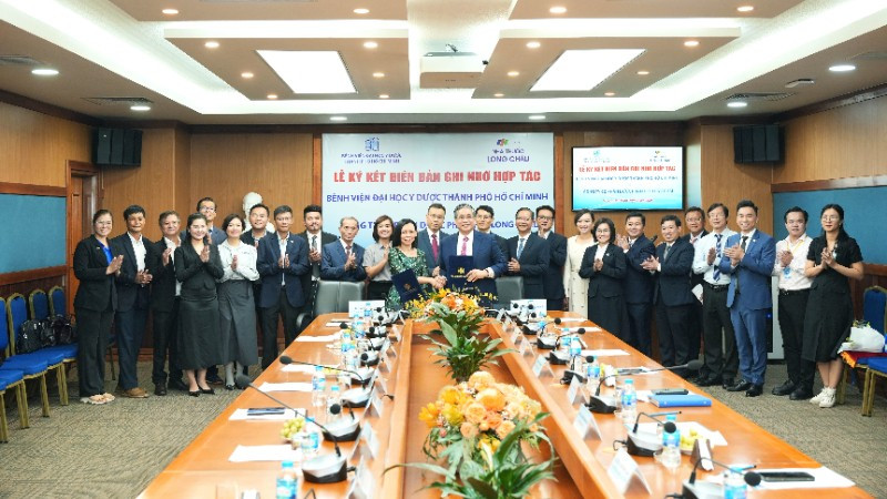 Đại diện Bệnh viện Đại học Y Dược Thành phố Hồ Chí Minh và Hệ thống nhà thuốc và Trung tâm tiêm chủng Long Châu ký kết hợp tác