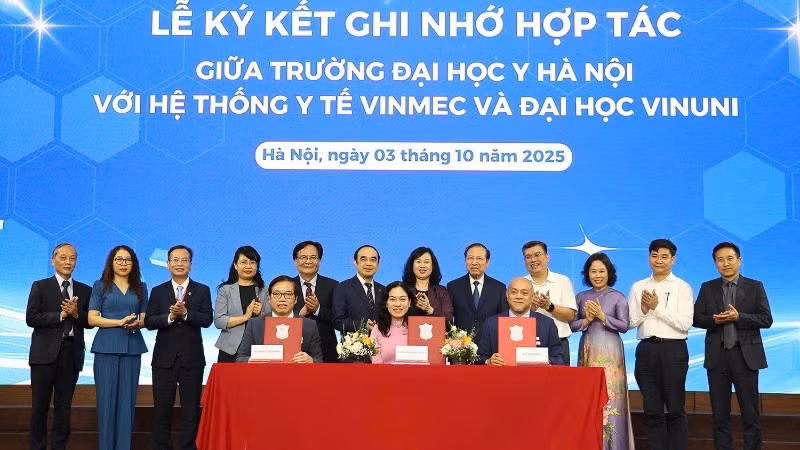 Đại diện Trường đại học Y Hà Nội, Hệ thống Y tế Vinmec và Trường đại học VinUni ký kết ghi nhớ.
