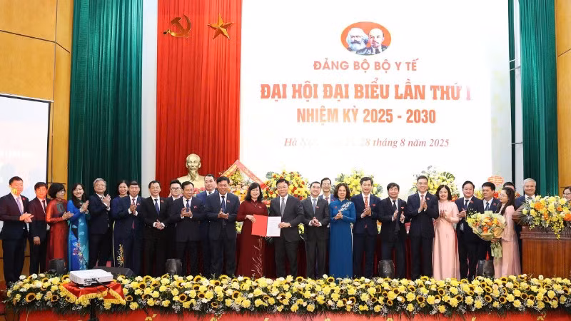 Phó Thủ tướng Lê Thành Long trao quyết định chỉ định Ban chấp hành Đảng bộ Bộ Y tế nhiệm kỳ 2025-2030. (Ảnh: Trần Minh)