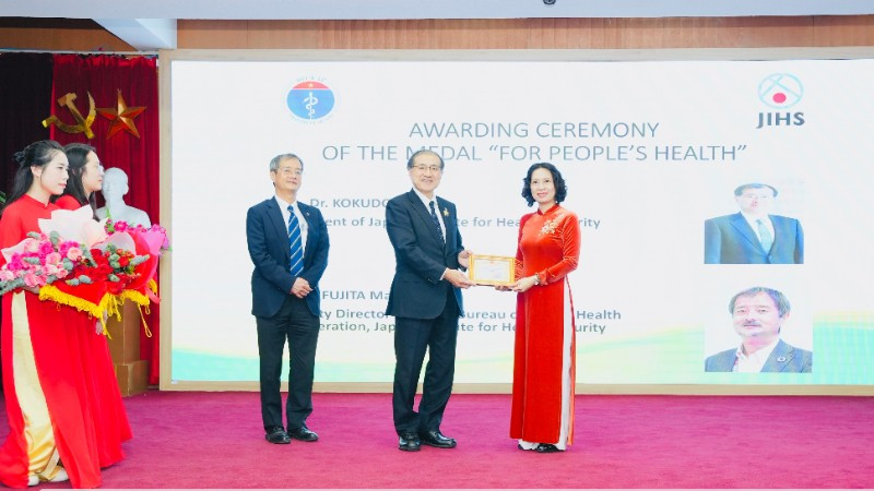 Phó Giáo sư, Tiến sĩ Nguyễn Thị Liên Hương, Thứ trưởng Y tế trao Kỷ niệm chương “Vì sức khỏe nhân dân” tặng chuyên gia của JIHS.