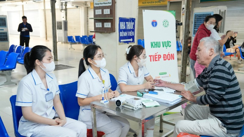Cán bộ y tế Bệnh viện Bạch Mai tổ chức khám sàng lọc bệnh COPD cho người dân.