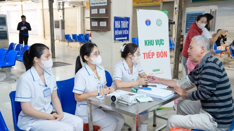 Cán bộ y tế Bệnh viện Bạch Mai tổ chức khám sàng lọc bệnh COPD cho người dân.