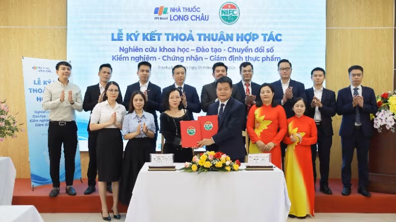 Lễ ký kết thỏa thuận hợp tác giữa Long Châu và Viện Kiểm nghiệm an toàn vệ sinh thực phẩm quốc gia.