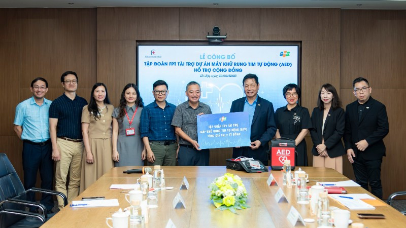 Đại diện Tập đoàn FPT trao tài trợ triển khai dự án máy khử rung tim tự động (AED) hỗ trợ cộng đồng.