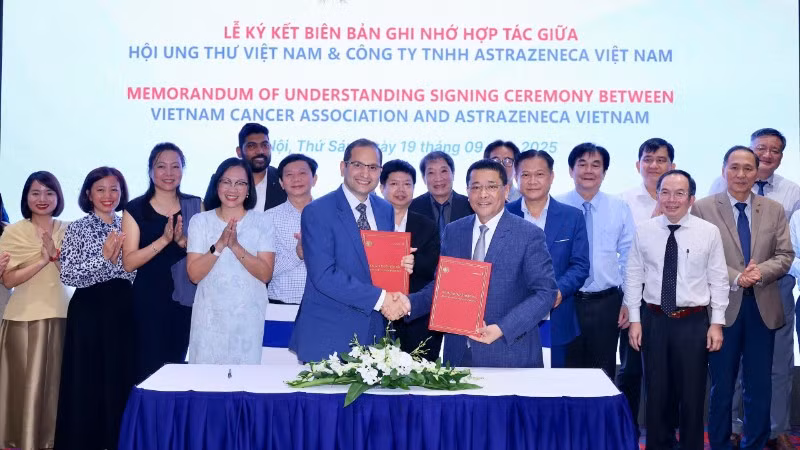 Đại diện Hội Ung thư và Công ty TNHH AstraZeneca Việt Nam ký kết Bản ghi nhớ.
