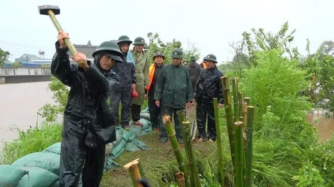 Bộ Chỉ huy Quân sự tỉnh Hưng Yên đã điều động 60 chiến sĩ cùng chính quyền và nhân dân xã Hồng Vũ khắc phục sự cố chiều 22/7. (Ảnh: VOV)